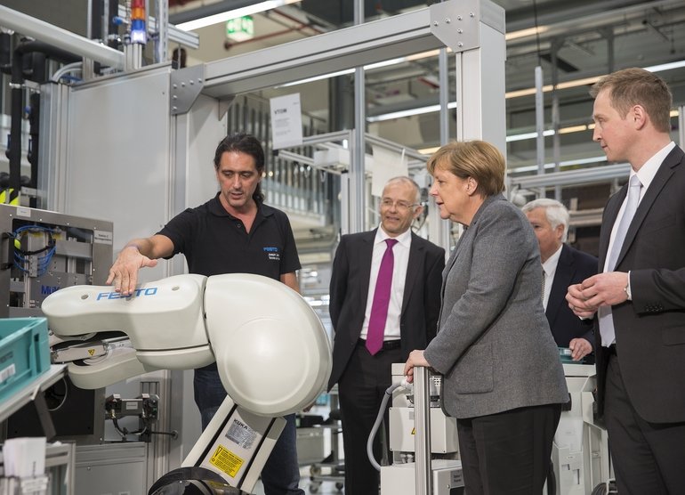 Kanzlerin Merkel zu Besuch bei Festo