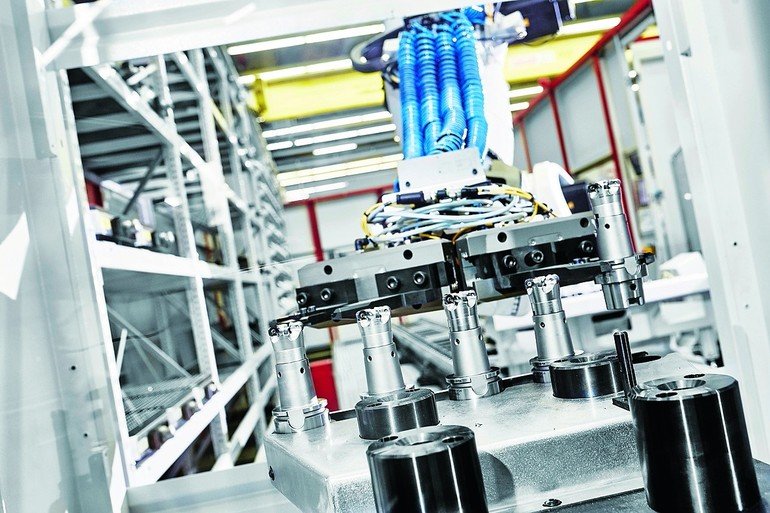 Hightech Bearbeitungssysteme Im Formen Und Werkzeugbau Automatisierte Fertigung Im Industriellen Werkzeugbau