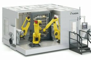 Zerspanung mit Robotik: Drei Roboter fräsen Batterie-Gehäuse