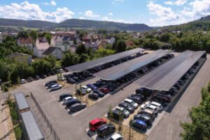 Mapal nimmt größte Carport-Photovoltaikanlage der Region in Betrieb