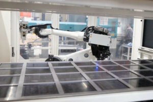 Minitec modernisiert Fertigung: Neue Drehmaschine und Roboterautomation