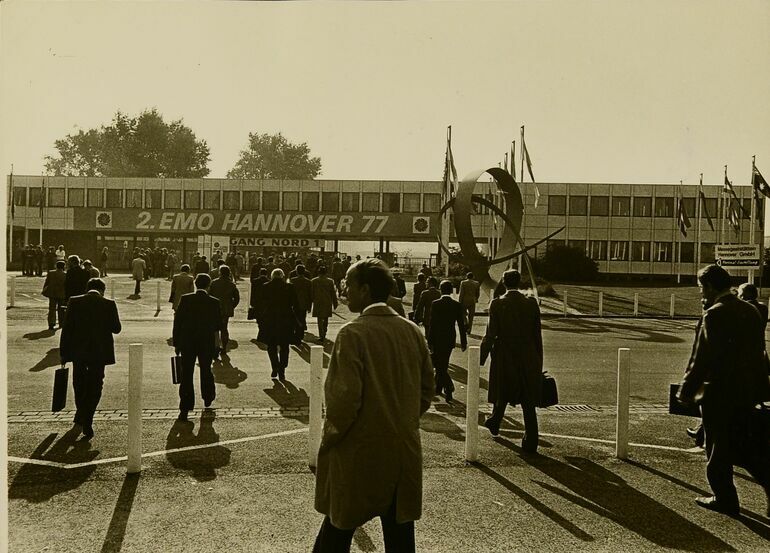 Die_2._EMO_fand_1977_in_Hannover_statt_und_gab_damit_in_Deutschland_ihr_Debüt._Die_Zahl_der_Unternehmen_und_die_Fläche,_auf_der_sie_sich_präsentierten,_war_gegenüber_der_ersten_Messe_in_Paris_deutlich_gestiegen._Die_Aussteller_kamen_nun_schon_aus_27_Nationen_und_die_Internationalisierung_der_EMO_schritt_voran